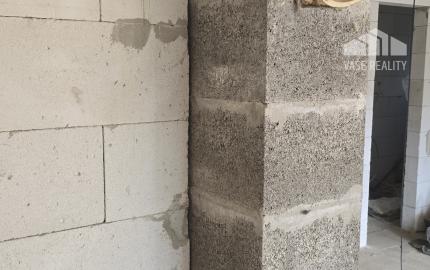 PRIESTRANNÝ RODINNÝ DOM MORAVANY N/V – UZAVRETÁ HRUBÁ STAVBA, GARÁŽ, VŠETKY SIETE