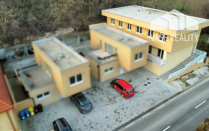 Trojizbový mezonetový byt 70m2, Banka