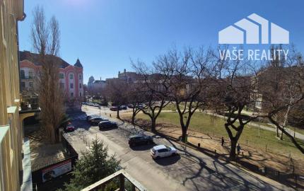 Na prenájom krásny 3-izbový staromestský byt 111 m², Senkiewiczova