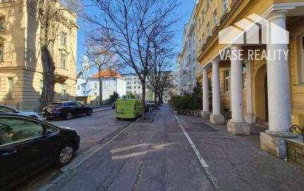 Na prenájom krásny 3-izbový staromestský byt 111 m², Senkiewiczova