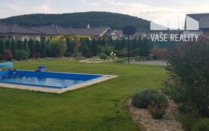 Novostavba - bungalov 100 m2 v obci Košeca, pozemok 800 m2