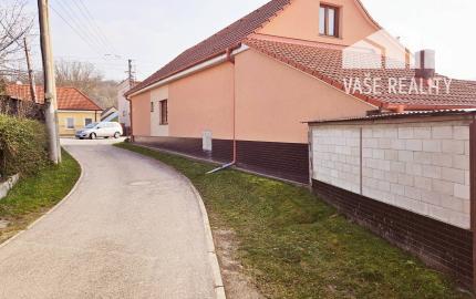 *REZERVOVANÉ*  4-izb rodinný dom s pozemkom 900 m²  - Moravany n/V