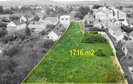 NA PREDAJ DVA STAVEBNÉ POZEMKY V CENTRE OBCE OSTROV PRI PIEŠŤANOCH