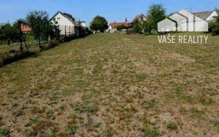 NA PREDAJ DVA STAVEBNÉ POZEMKY V CENTRE OBCE OSTROV PRI PIEŠŤANOCH