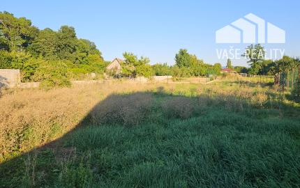 NA PREDAJ DVA STAVEBNÉ POZEMKY V CENTRE OBCE OSTROV PRI PIEŠŤANOCH