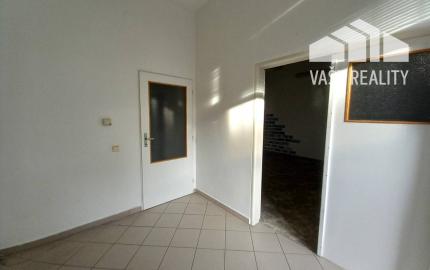 Prenájom šikovný obchodný priestor s umývadlom + 2 parkovacie miesta, 