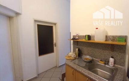 Prenájom šikovný obchodný priestor s umývadlom + 2 parkovacie miesta, 