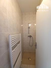 Prenájom šikovný obchodný priestor s umývadlom + 2 parkovacie miesta, 