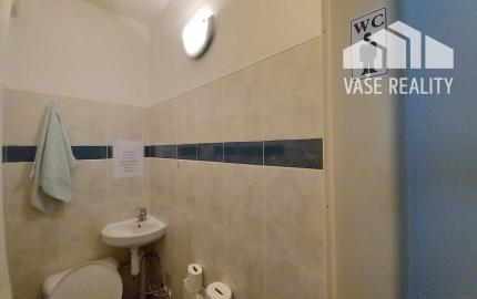 Prenájom šikovný obchodný priestor s umývadlom + 2 parkovacie miesta, 