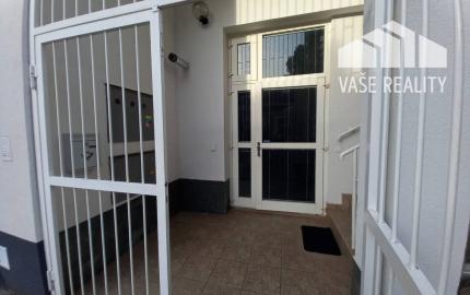 Prenájom šikovný obchodný priestor s umývadlom + 2 parkovacie miesta, 