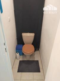 Prenajom izby s príslušenstvom a loggiou v trojizbovom byte, Piešťany