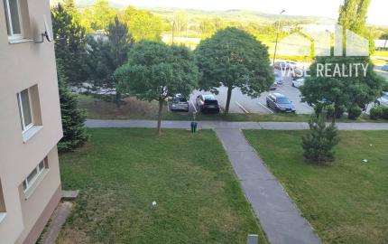 Prenajom izby s príslušenstvom a loggiou v trojizbovom byte, Piešťany