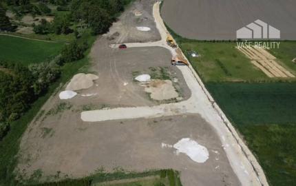 *REZERVOVANÉ* STAVEBNÝ POZEMOK 436 M² BOROVCE /VODA, ELEKTRINA, KANAL.