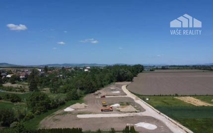 *REZERVOVANÉ* STAVEBNÝ POZEMOK 436 M² BOROVCE /VODA, ELEKTRINA, KANAL.