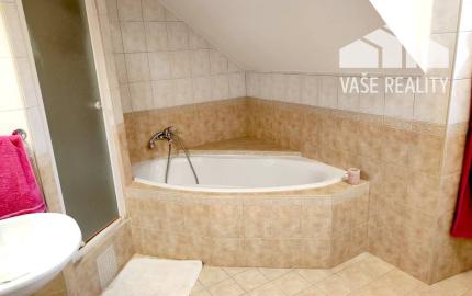 Priestranný rodinný dom so saunou, bazénom, fitness - Krakovany