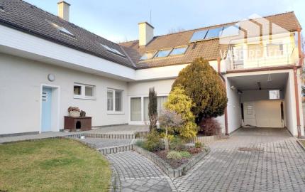 Priestranný rodinný dom so saunou, bazénom, fitness - Krakovany