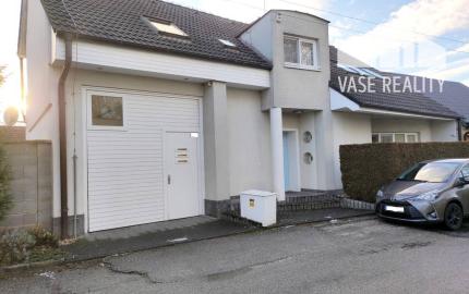 Priestranný rodinný dom so saunou, bazénom, fitness - Krakovany