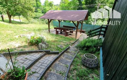 *VIDEO* Romantická chatka s čarovnou záhradou, Ratnovce pri Piešťanoch