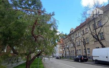 REZERVOVANÉ! Výnimočný byt / výnimočná lokalita /85m2/ Staré Mesto