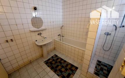 Prenájom 4 izbový byt s parkovaním, Pod Párovcami Piešťany.