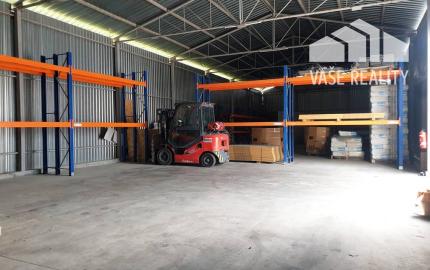 Priemyselný areál 11 000 m2 s montovanou halou 340 m2 - Nové Mesto n/V