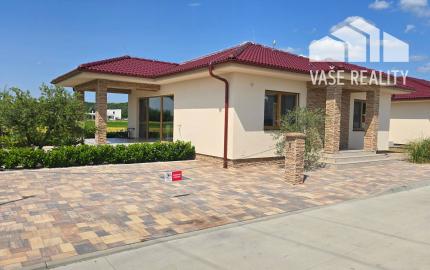 NOVOSTAVBA 4-IZBOVÉHO BUNGALOVU LEN 7 KM OD PIEŠŤAN – SOKOLOVCE