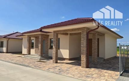 NOVOSTAVBA 4-IZBOVÉHO BUNGALOVU LEN 7 KM OD PIEŠŤAN – SOKOLOVCE