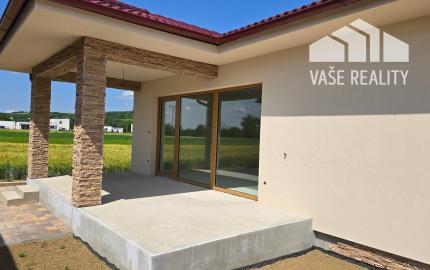 NOVOSTAVBA 4-IZBOVÉHO BUNGALOVU LEN 7 KM OD PIEŠŤAN – SOKOLOVCE