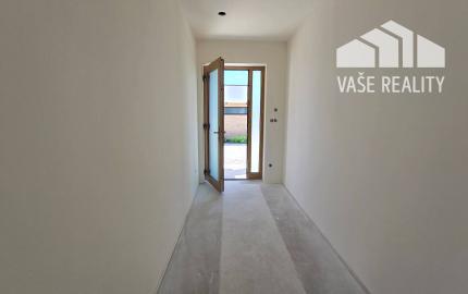 NOVOSTAVBA 4-IZBOVÉHO BUNGALOVU LEN 7 KM OD PIEŠŤAN – SOKOLOVCE