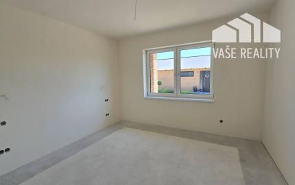 NOVOSTAVBA 4-IZBOVÉHO BUNGALOVU LEN 7 KM OD PIEŠŤAN – SOKOLOVCE