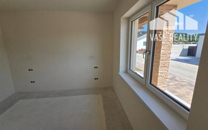 NOVOSTAVBA 4-IZBOVÉHO BUNGALOVU LEN 7 KM OD PIEŠŤAN – SOKOLOVCE