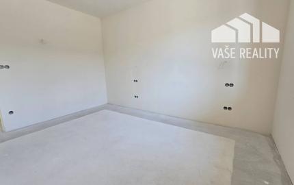 NOVOSTAVBA 4-IZBOVÉHO BUNGALOVU LEN 7 KM OD PIEŠŤAN – SOKOLOVCE