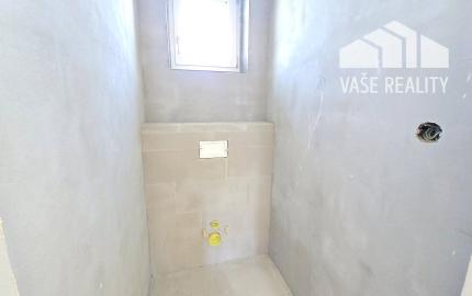 NOVOSTAVBA 4-IZBOVÉHO BUNGALOVU LEN 7 KM OD PIEŠŤAN – SOKOLOVCE