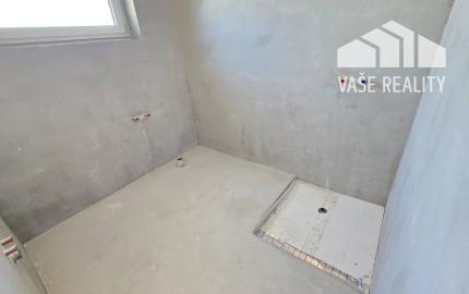 NOVOSTAVBA 4-IZBOVÉHO BUNGALOVU LEN 7 KM OD PIEŠŤAN – SOKOLOVCE