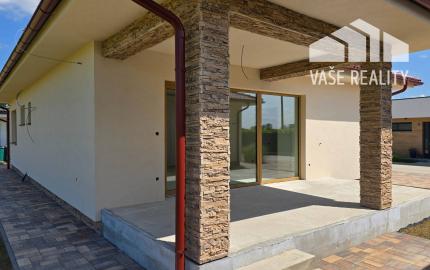 NOVOSTAVBA 4-IZBOVÉHO BUNGALOVU LEN 7 KM OD PIEŠŤAN – SOKOLOVCE