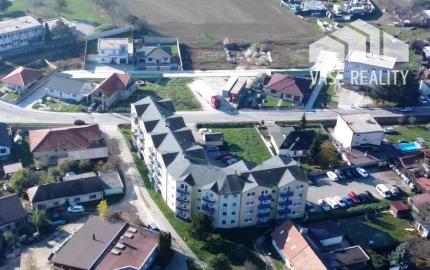 Priestranný 3-izbový byt (72 m² + balkón) – Sokolovce, výhodná kúpa !