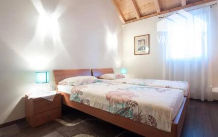 Chorvátsko - 6 izbový apartmánový dom pri Zadare, Sukošan