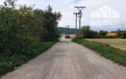 Investičný pozemok o výmere 17 261 m2 - len 3 km od Nového Mesta n/V