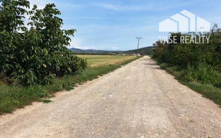 Investičný pozemok o výmere 17 261 m2 - len 3 km od Nového Mesta n/V