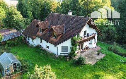 Rodinný dom 5+1 s dvojgarážou a pozemkom 2771 m², okres Domažlice (ČR)