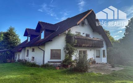 Rodinný dom 5+1 s dvojgarážou a pozemkom 2771 m², okres Domažlice (ČR)
