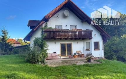 Rodinný dom 5+1 s dvojgarážou a pozemkom 2771 m², okres Domažlice (ČR)