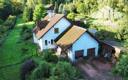 Rodinný dom 5+1 s dvojgarážou a pozemkom 2771 m², okres Domažlice (ČR)