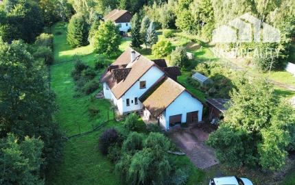 Rodinný dom 5+1 s dvojgarážou a pozemkom 2771 m², okres Domažlice (ČR)