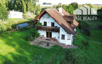 Rodinný dom 5+1 s dvojgarážou a pozemkom 2771 m², okres Domažlice (ČR)