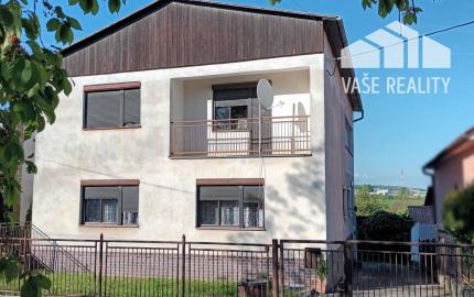 Priestranný poschodový rodinný dom v centre Radošiny