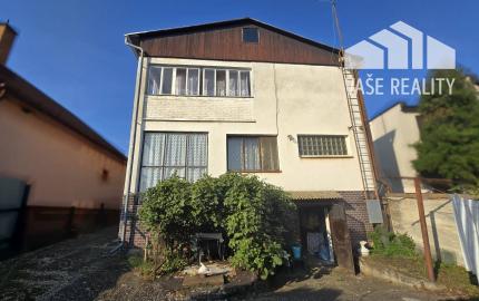 Priestranný poschodový rodinný dom v centre Radošiny