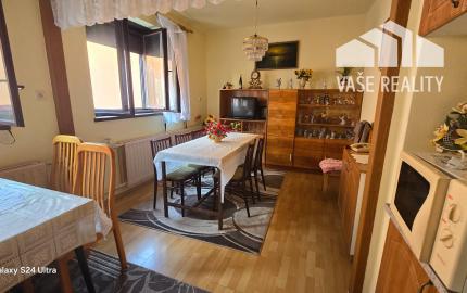 Priestranný poschodový rodinný dom v centre Radošiny