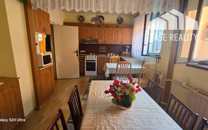 Priestranný poschodový rodinný dom v centre Radošiny