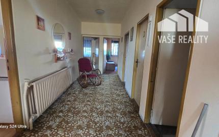 Priestranný poschodový rodinný dom v centre Radošiny
